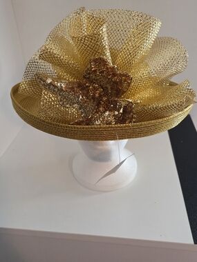 Elegant Gold Women's Fascinator Hat with Decorative Flower